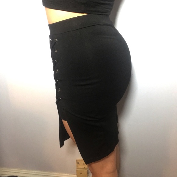 Black skirt with lacing detail - Picture 4 of 4